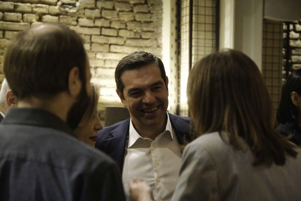 Selfies και πηγαδάκια στη νυχτερινή έξοδο Τσίπρα με βουλευτές