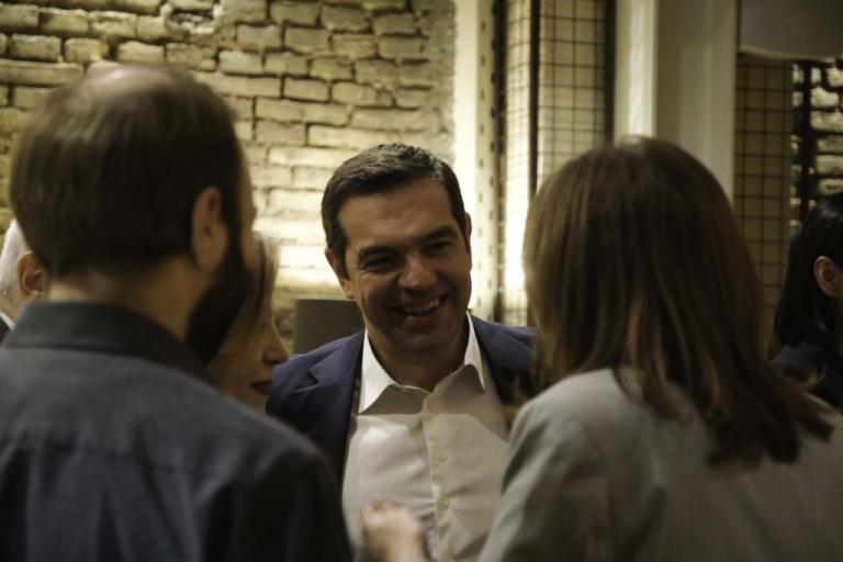 Selfies και πηγαδάκια στη νυχτερινή έξοδο Τσίπρα με βουλευτές
