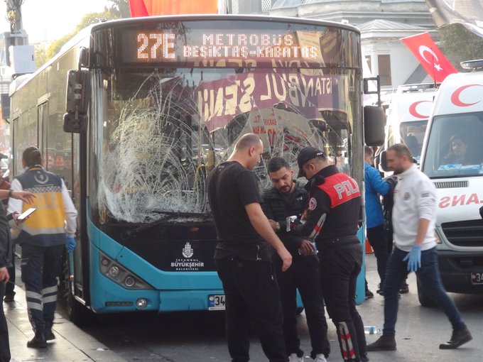 Τρόμος στην Κωνσταντινούπολη: Οδηγός λεωφορείου έπεσε πάνω σε πλήθος – Επιτέθηκε με μαχαίρι