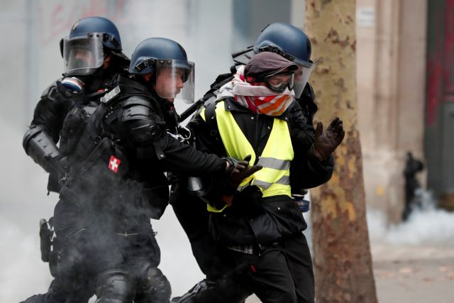 Παρίσι : Ξεκινά η πρώτη δίκη αστυνομικού για βιαιοπραγίες κατά των «κίτρινων γιλέκων»