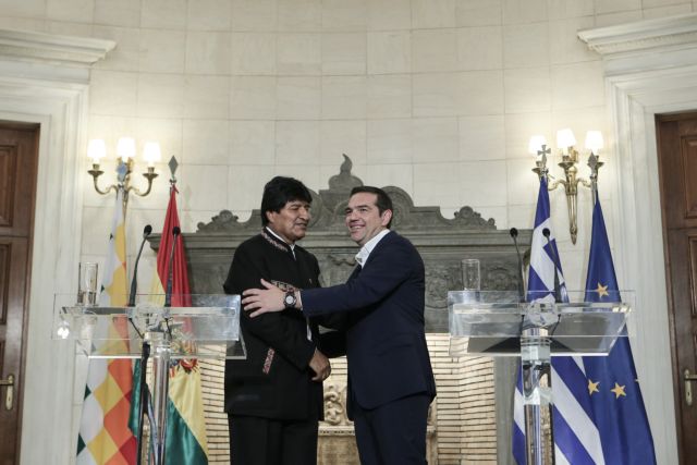 Στήριξη Τσίπρα σε Μοράλες : «Να νικήσει η Δημοκρατία»