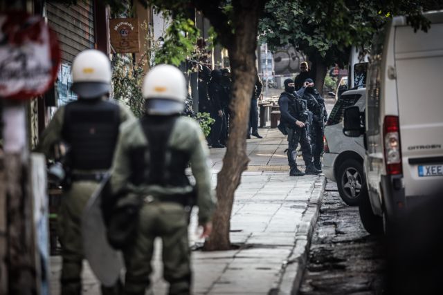 Επιχείρηση της αστυνομίας στα Εξάρχεια: Τι βρήκαν μέσα σε διαμέρισμα