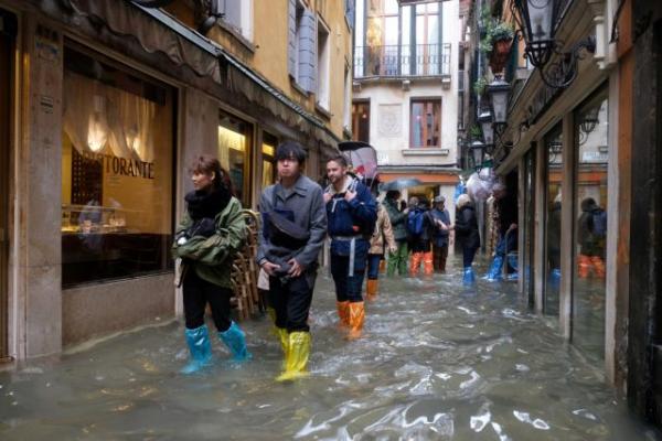 Η Ιταλία πλήττεται από κύμα κακοκαιρίας – Η Βενετία κάτω από το νερό