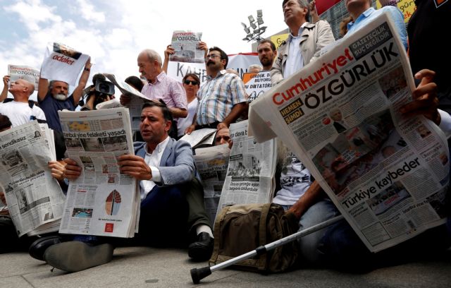 Τουρκία: Περισσότεροι από 120 δημοσιογράφοι παραμένουν κρατούμενοι