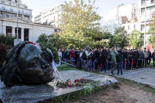 Αντιπροσωπεία της Βουλής κατέθεσε στεφάνι στο Πολυτεχνείο