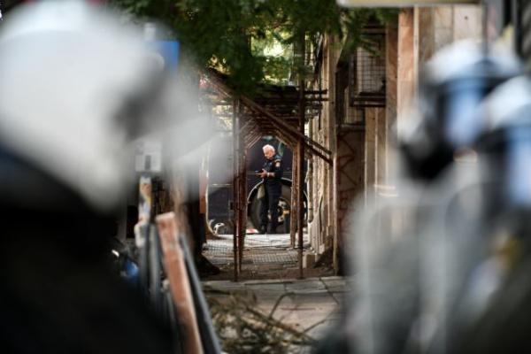 Υπό κατάρρευση κτίριο στην Αιόλου