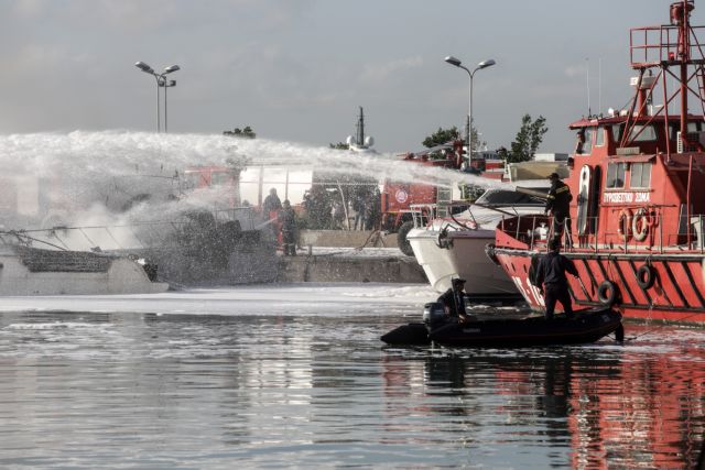 Υπό έλεγχο η φωτιά σε σκάφη στην Γ’ μαρίνα Γλυφάδας