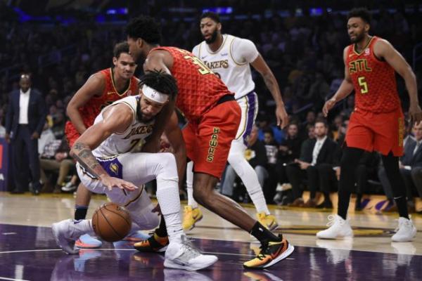 Λέικερς : Συνέτριψαν τους Χοκς