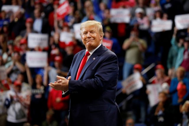 Ο Τραμπ φτιάχνει στην… Κίνα τα σημαιάκια της προεκλογικής του καμπάνιας