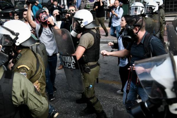 Προκλητικός αστυνομικός χτυπάει κοπέλα έξω από την ΑΣΟΕΕ