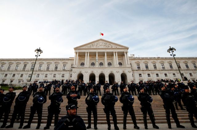 Πορτογαλία : Αστυνομικοί διαδηλώνουν ζητώντας αυξήσεις και καλύτερες συνθήκες εργασίας