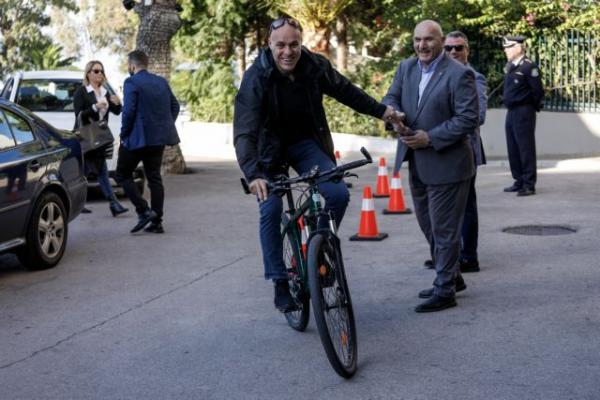 Με ποδήλατο ο Αμυράς στην ΚΟ στο Καβούρι