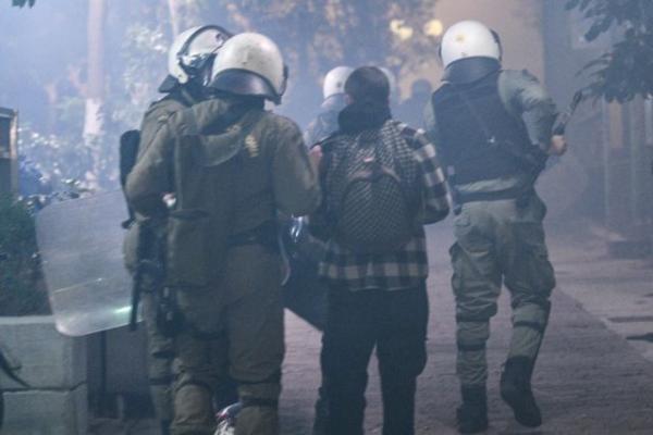 Εξάρχεια: 33 συλλήψεις, 53 προσαγωγές και δύο αστυνομικοί τραυματίες στα επεισόδια