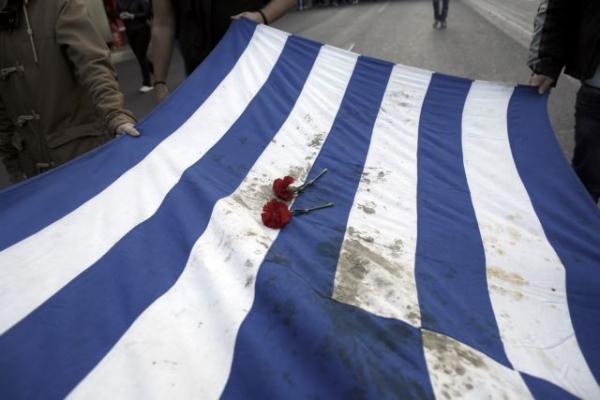 Πολυτεχνείο : Ψάχνουν την αιματοβαμμένη σημαία – Πόλεμος ΠΑΣΠ και νεολαίας ΣΥΡΙΖΑ