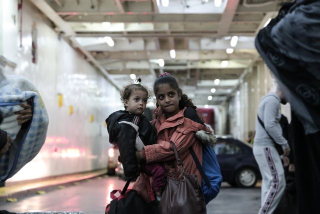 Στον Πειραιά 370 πρόσφυγες από νησιά το Αιγαίου