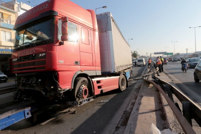 Κυκλοφοριακό χάος στον Κηφισό από ανατροπή νταλίκας