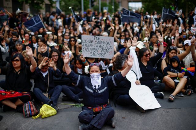 Χιλή: Σιωπηλή διαμαρτυρία γυναικών για τους νεκρούς των κινητοποιήσεων |  in.gr