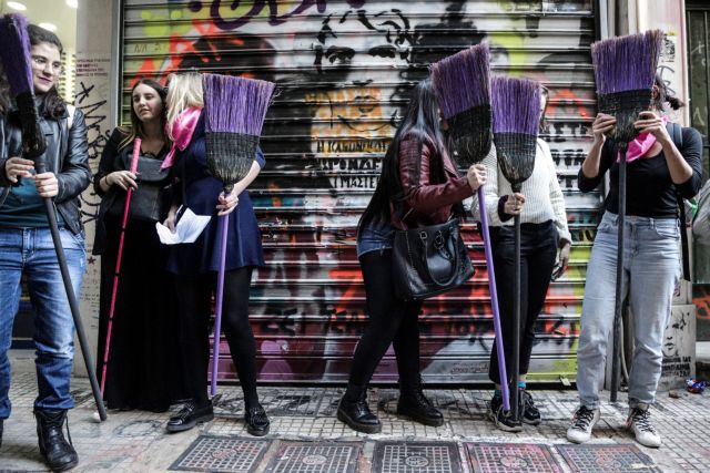 Βία κατά γυναικών : Γέμισε η Αθήνα μωβ σκούπες που «καθαρίζουν» πατριαρχία, σεξισμό και ρατσισμό