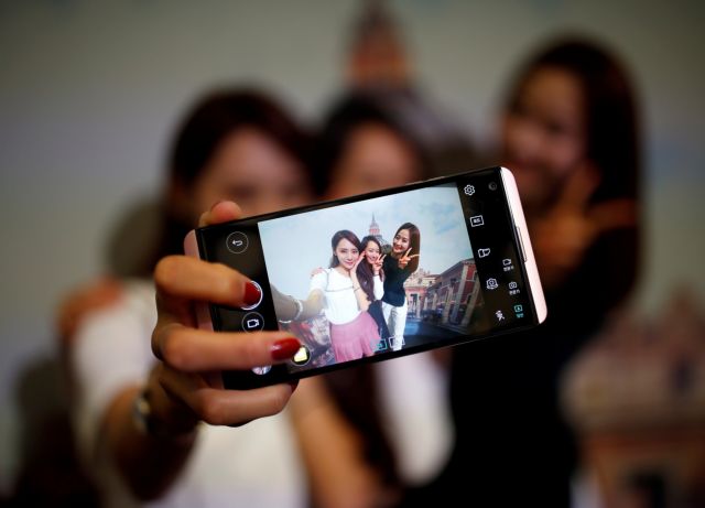 Ερευνα : Εθισμένος με τα κινητό του ένας στους τέσσερις νέους