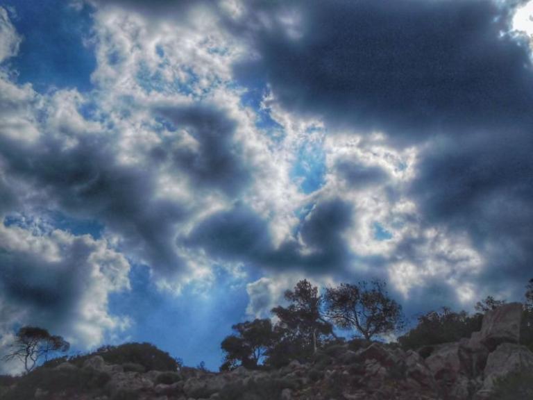 Καιρός : Άνοδος της θερμοκρασίας και τοπικές βροχές