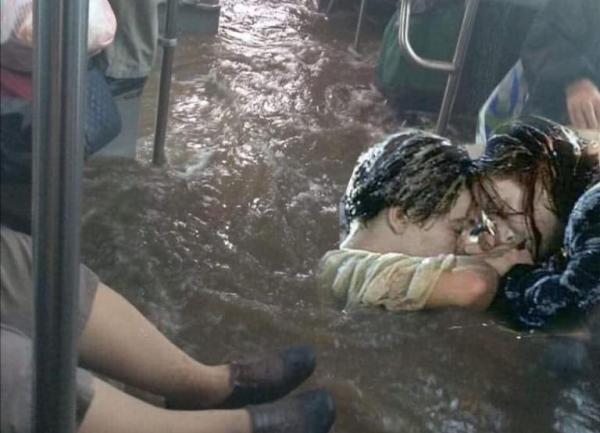 Επόμενη στάση Αργοσαρωνικός – Πάρτι στα social media με το «λεωφορείο της ντροπής»