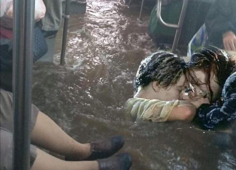 Επόμενη στάση Αργοσαρωνικός – Πάρτι στα social media με το «λεωφορείο της ντροπής»