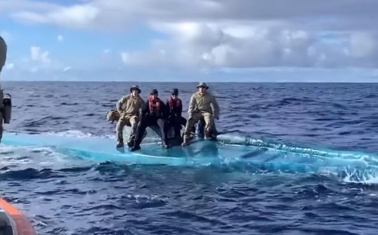 Καρέ καρέ η στιγμή που η ακτοφυλακή των ΗΠΑ «μπουκάρει» σε υποβρύχιο γεμάτο κοκαΐνη