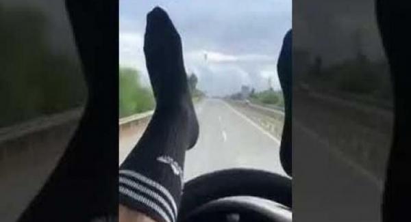 Η εξωπραγματική δικαιολογία του νταλικέρη που οδηγούσε με τα πόδια – Άφωνοι οι αστυνομικοί