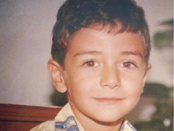 Δε φαντάζεστε ποιος γοητευτικός τραγουδιστής είναι το αγοράκι της φωτογραφίας