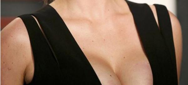 Φιλίτσα Καλογεράκου : Με αβυσσαλέο ντεκολτέ στην επίσημη πρεμιέρα της Παριζιάνας