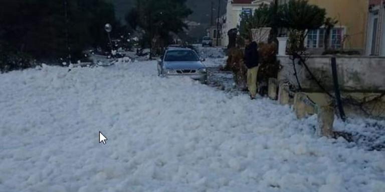 Οθωνοί : Η «Βικτώρια» γέμισε με αφρούς την παραλία
