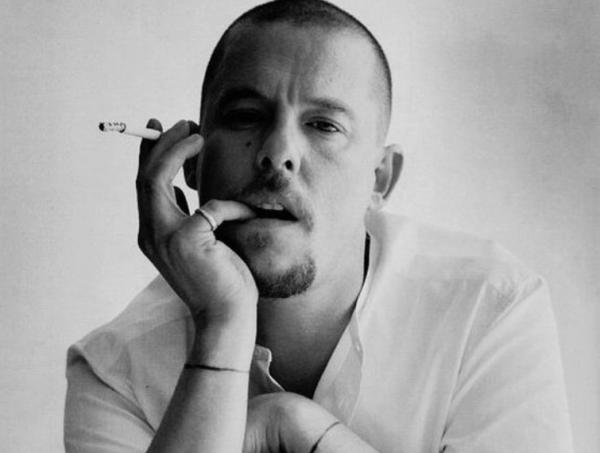 Alexander McQueen: Ενα διαφορετικό ραντεβού με το θρύλο της μόδας