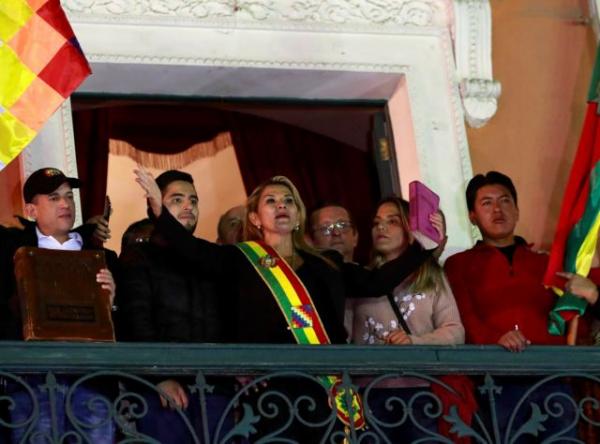 Δημοκρατία… τώρα στη Βολιβία : Αυτοανακηρύχθηκε πρόεδρος η Ανιες χωρίς απαρτία