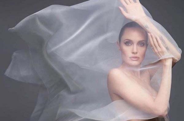 Αντζελίνα Τζολί : Ο Μπραντ Πιτ με εμποδίζει να φύγω από τις ΗΠΑ