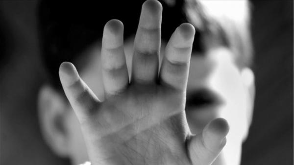 Κέρκυρα: Φυγαδεύτηκε ιερέας που κατηγορείται για ασέλγεια – «Παιδεραστή, κτήνος»