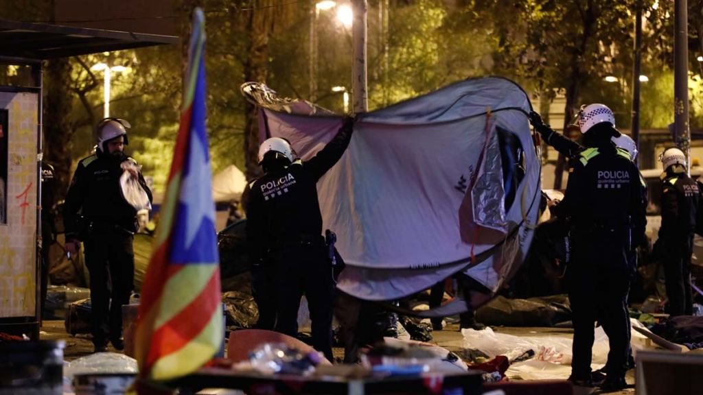 Βαρκελώνη : Η αστυνομία εκκένωσε την κατάληψη πλατείας από περίπου 70 οπαδούς της ανεξαρτησίας