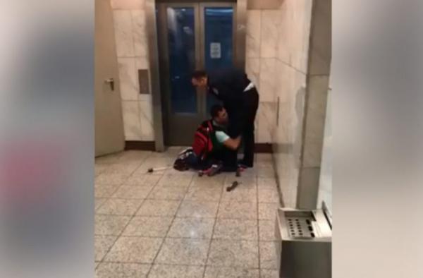 Αστυνομικός σέρνει μικροπωλητή που πουλά ομπρέλες στο μετρό Συντάγματος [βίντεο]
