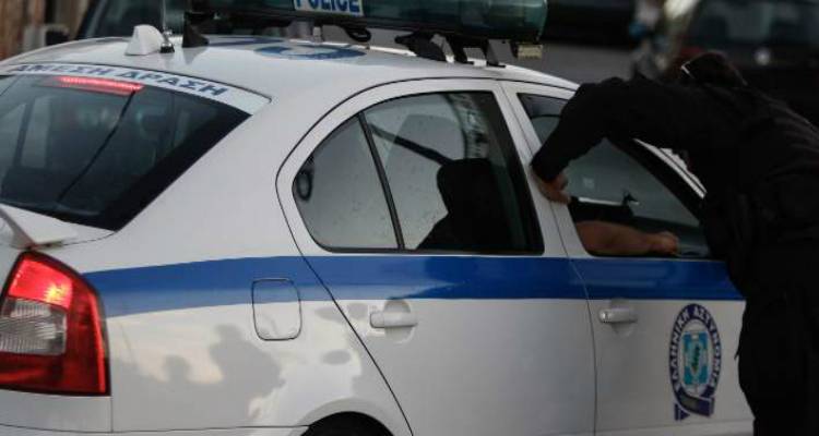 Ηλιούπολη : Η στιγμή που αστυνομικοί συλλαμβάνουν διαρρήκτη κρυμμένο σε ντουλάπα