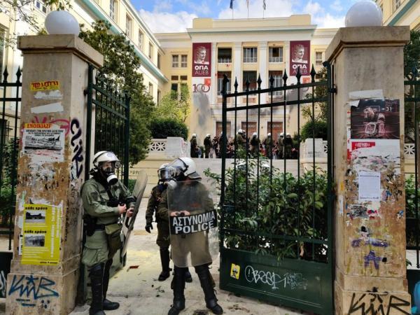 Επικίνδυνα «παιχνίδια» με το άσυλο μετά την έφοδο της ΕΛ.ΑΣ. στο Οικονομικό πανεπιστήμιο