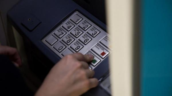 Μισό βήμα πίσω από τις τράπεζες για τις προμήθειες