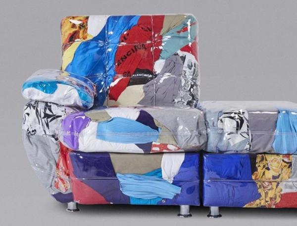Ενας Balenciaga καναπές με περιβαλλοντική συνείδηση