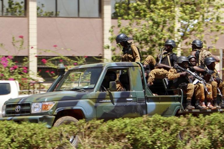 Μπουρκίνα Φάσο : Μακελειό με δεκάδες νεκρούς από επίθεση τζιχαντιστών σε εταιρεία χρυσού