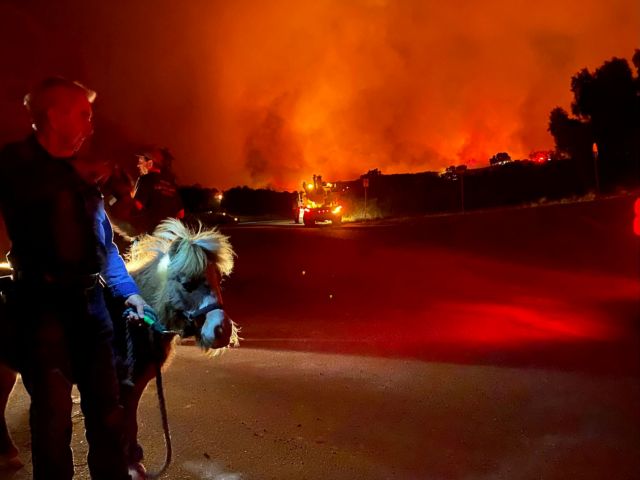 Πυρκαγιά που κινείται με γοργούς ρυθμούς απειλεί σπίτια στη Σάντα Μπάρμπαρα [Εικόνες]