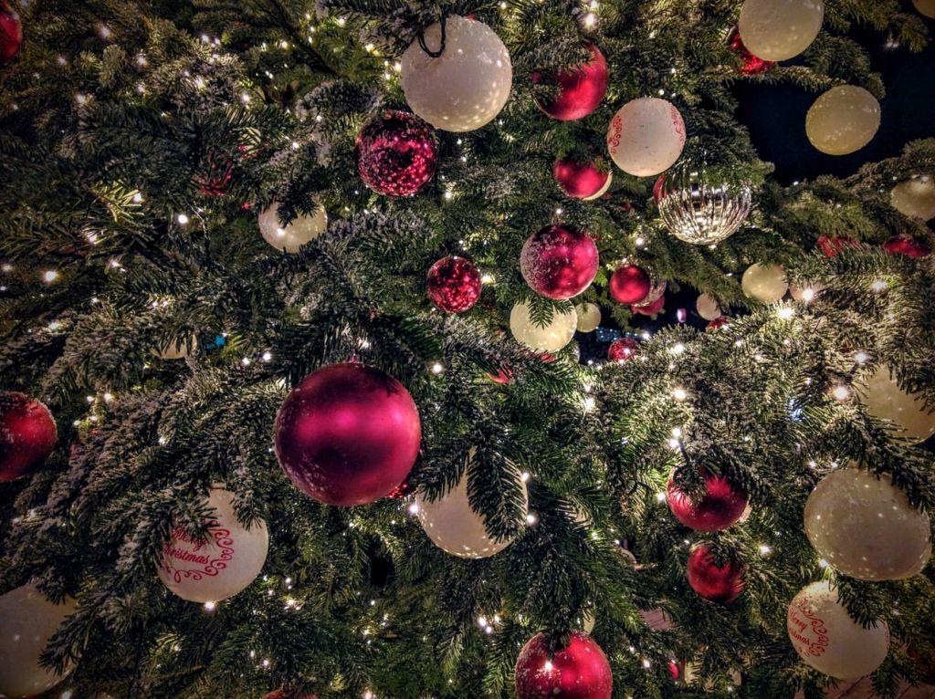 Πότε φωταγωγείται το πρώτο χριστουγεννιάτικο δέντρο στην Ελλάδα