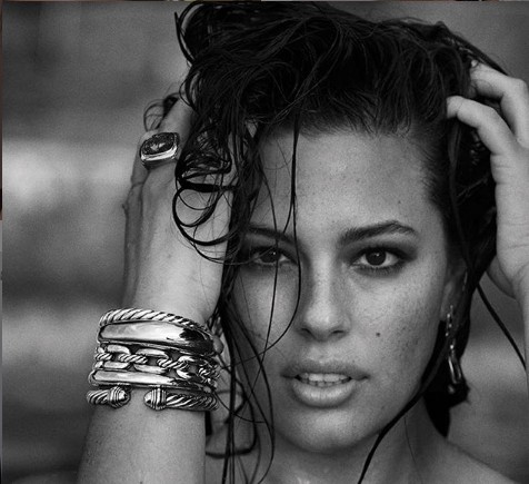 Άσλεϊ Γκράχαμ: Ποζάρει χωρίς ρούχα λίγο πριν γεννήσει