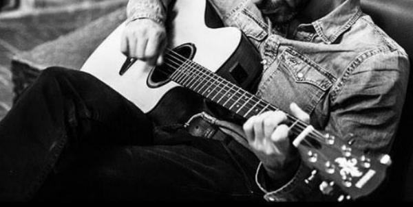 Διάσημος ηθοποιός στόλισε το δέντρο με τον γιο του