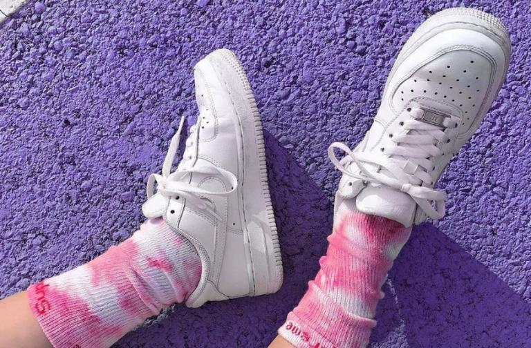 Δέκα τρόποι να κάνετε τα λευκά sneakers σας αθάνατα