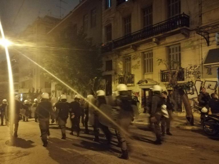 Εξάρχεια : Στην πλατεία με χημικά τα ΜΑΤ – Προσαγάγουν αδιακρίτως