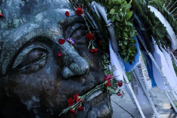 Επέτειος Πολυτεχνείου : Μαθητές, φοιτητές και εργαζόμενοι τιμούν τους αγωνιστές της εξέγερσης