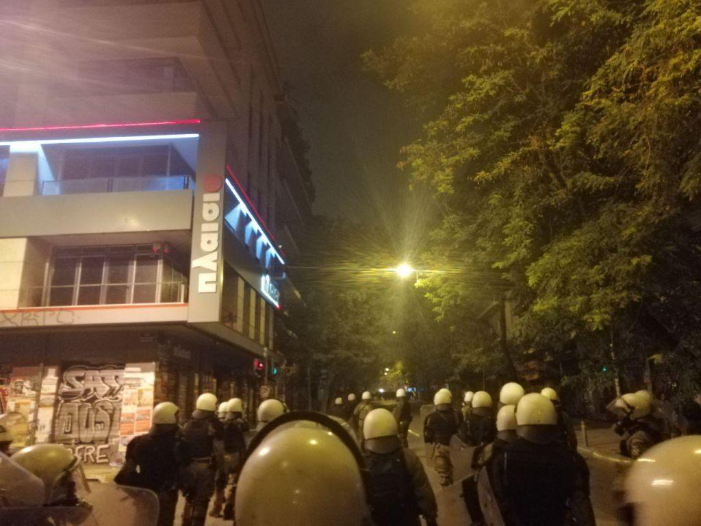 Εξάρχεια : Ηλεκτρισμένη η ατμόσφαιρα – Σε θέσεις μάχης ΜΑΤ και αντιεξουσιαστές